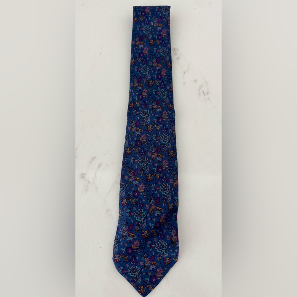 Salvatore Ferragamo Men's 100% Silk Floral Tie. 55”L X 3”W